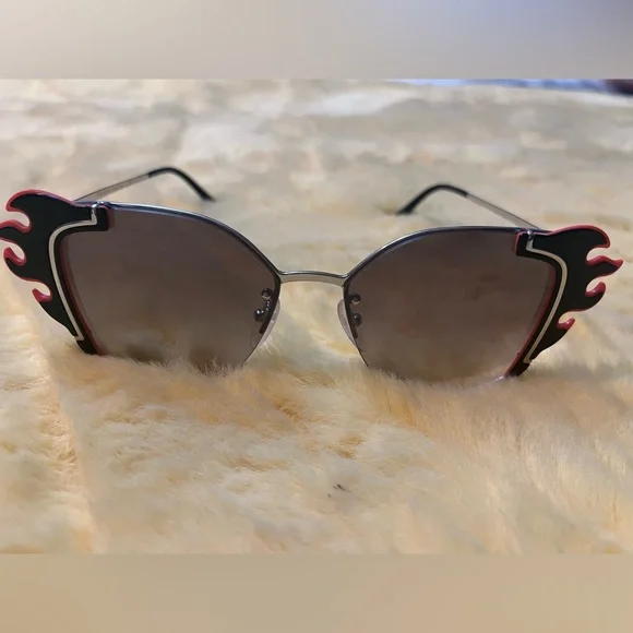 💯 Authentic Stylish Prada Sunglasses. Wore them about 3 times. - Picture 2 of 11